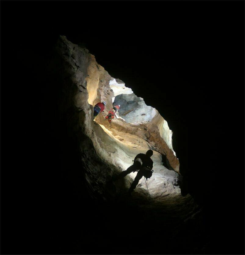 Dans le très grand puits d'entrée du Jean-Nouveau Dans le très grand puits d'entrée du Jean-Nouveau