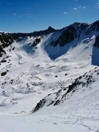 un couloir à descendre, un autre à monter un couloir à descendre, un autre à monter